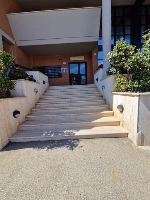 Terrazza A Nettuno E Chiesa Giubilare Santa Maria Goretti Extérieur photo
