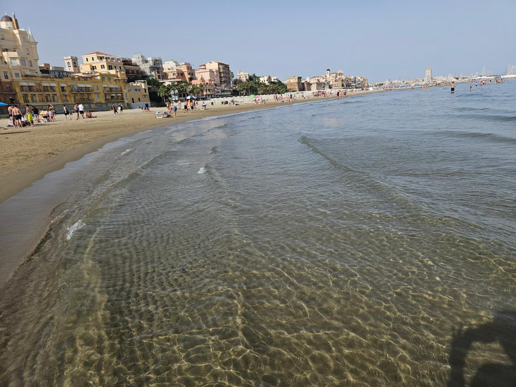 Terrazza A Nettuno E Chiesa Giubilare Santa Maria Goretti Extérieur photo