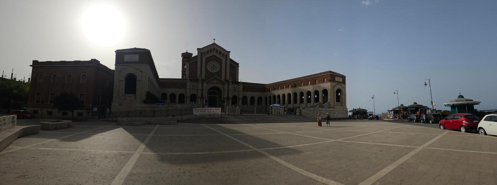 Terrazza A Nettuno E Chiesa Giubilare Santa Maria Goretti Extérieur photo