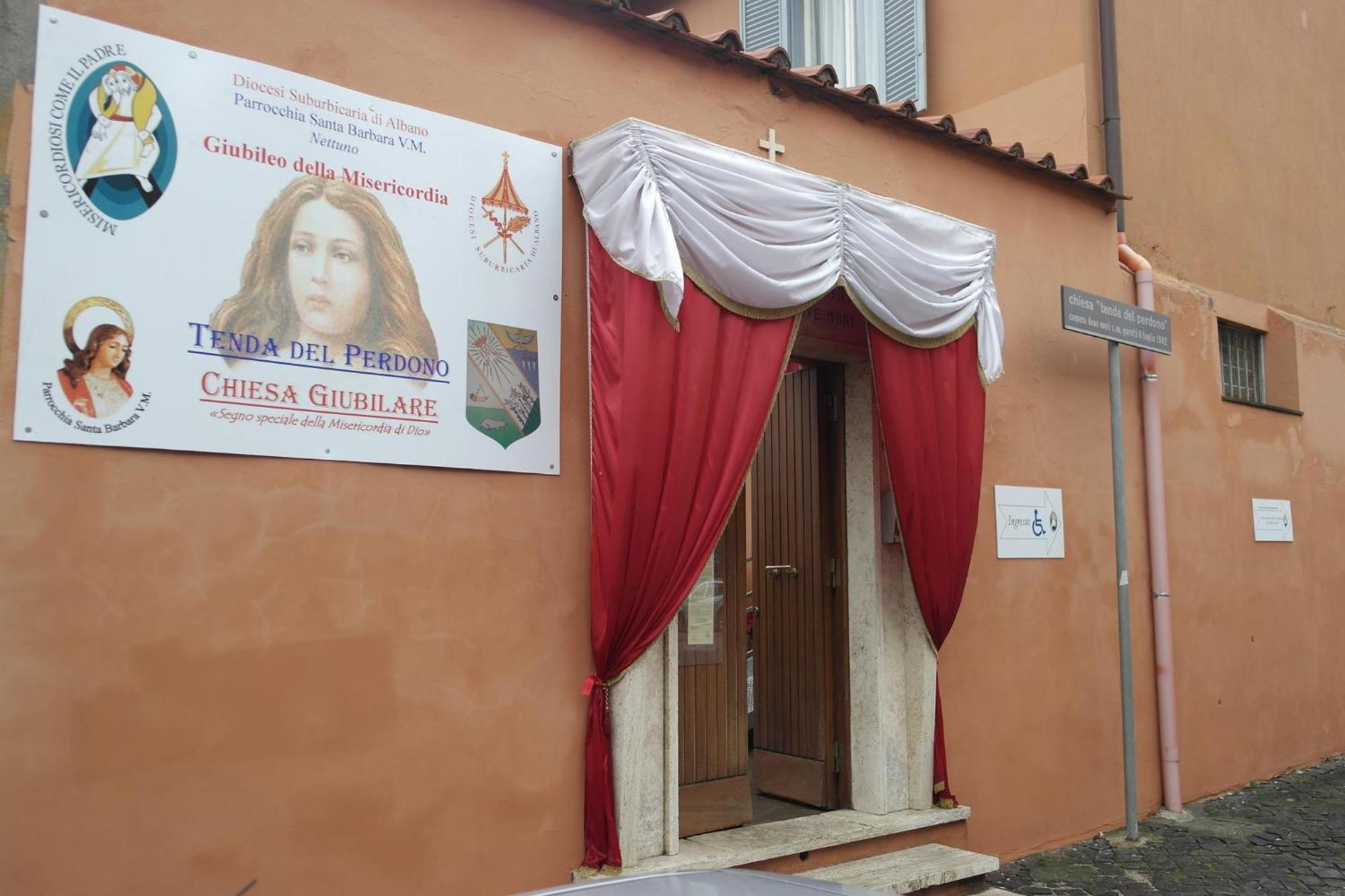 Terrazza A Nettuno E Chiesa Giubilare Santa Maria Goretti Extérieur photo
